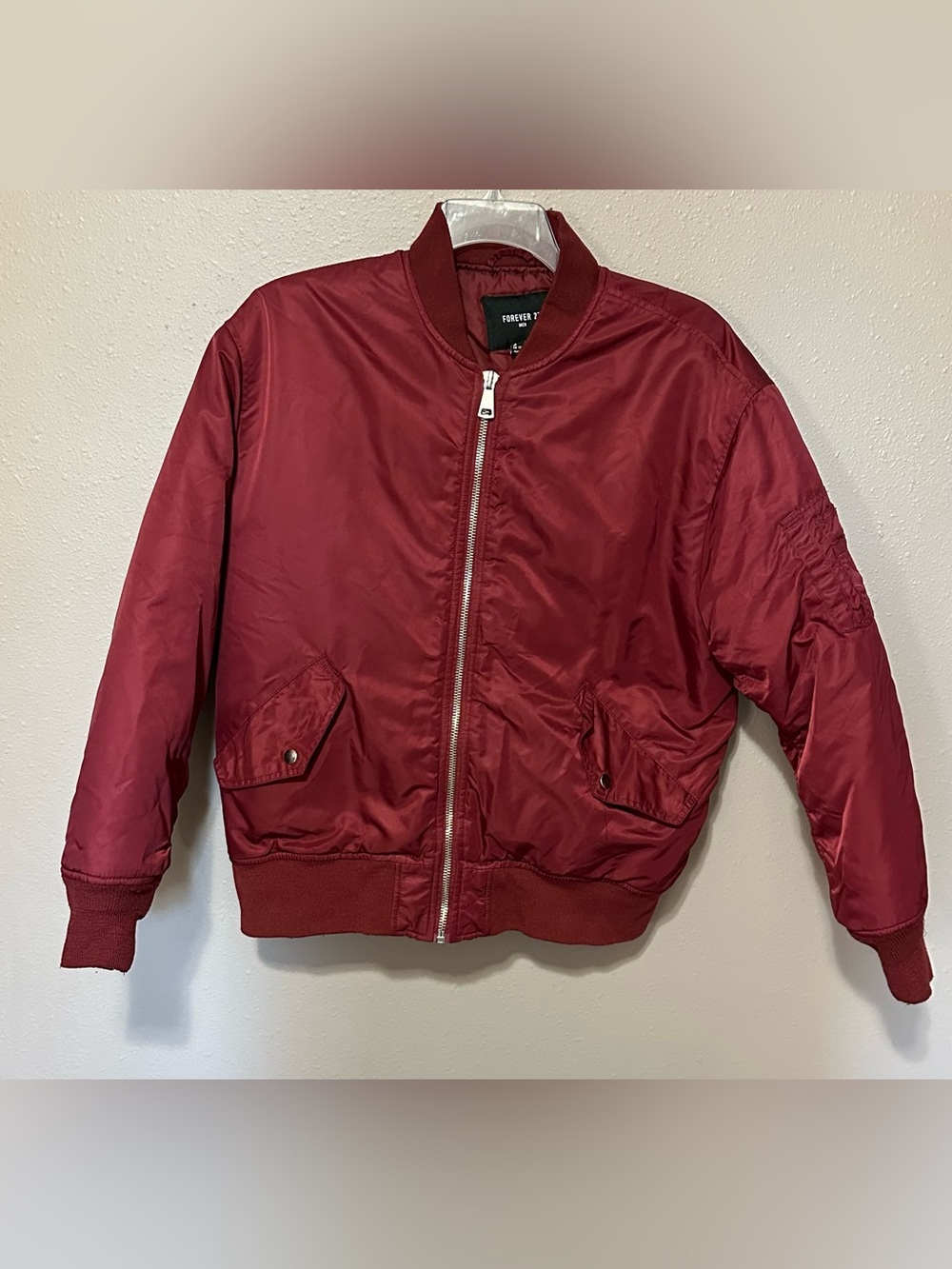 Forever 21 Men’s Burgundy Bomber Jacket Large Full Zip Quilted Band Collar Short